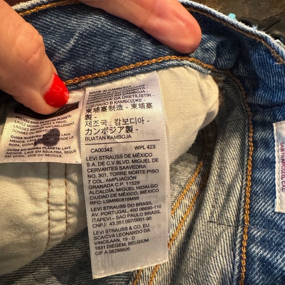 Levi’s high rise distressed Jean short size 28 like new condition - Picture 7 of 8